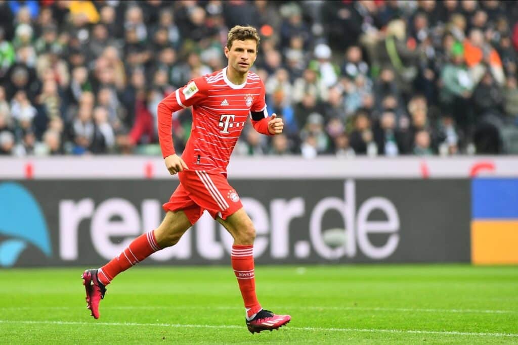 MÖNCHENGLADBACH, DEUTSCHLAND - 18. FEBRUAR 2023: Thomas Müller. Das Fußballspiel der Bundesliga Borussia Mönchengladbach gegen Bayern München